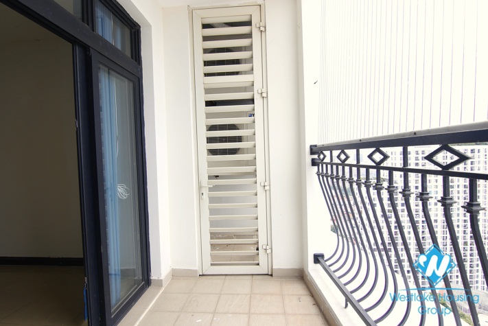 A nice unfurnitured apartment with big balcony for rent on Royal City